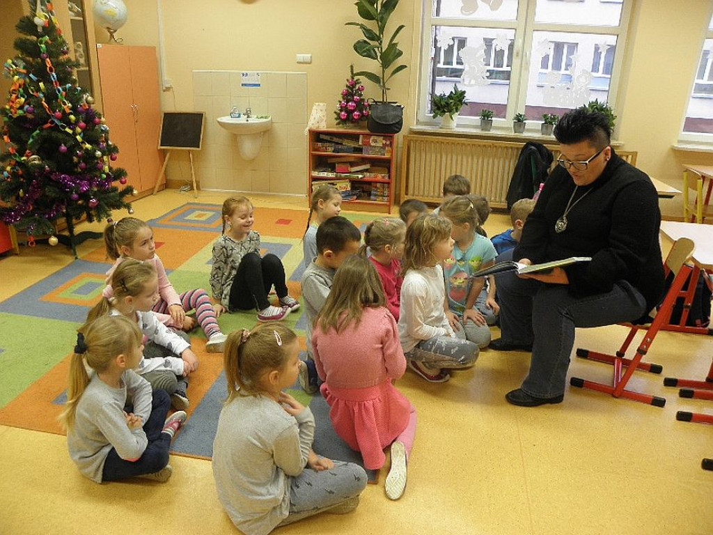 Mikołajkowe czytanie z mamą i tatą w Zespole Szkolno-Przedszkolnym nr 2