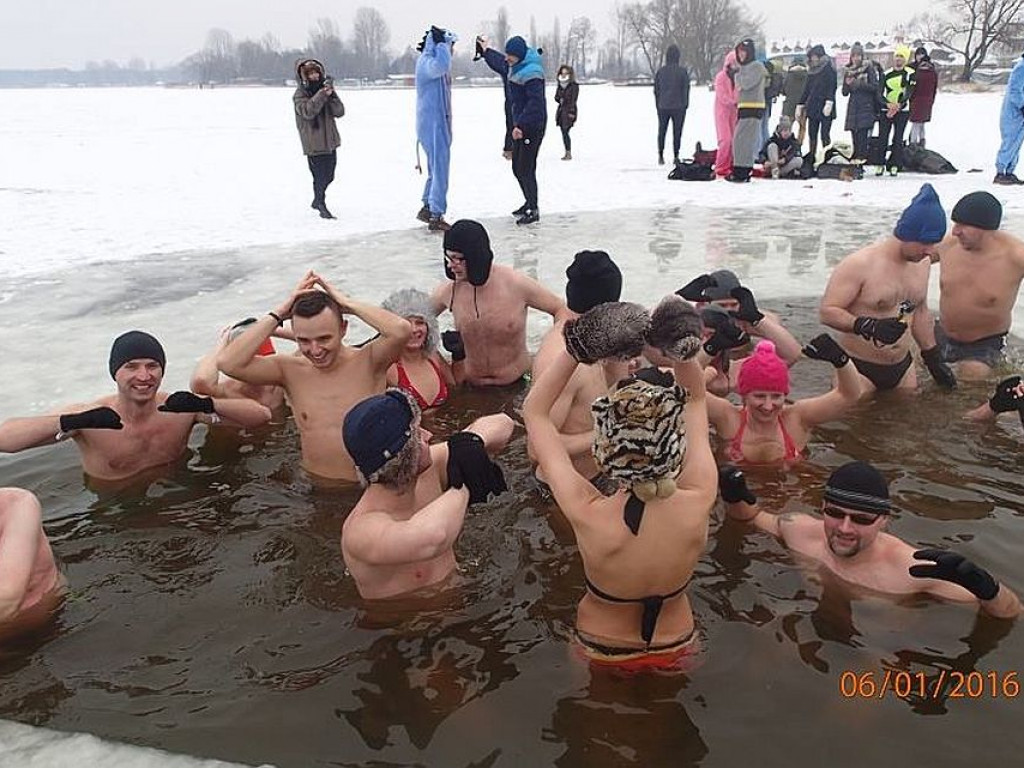 Kąpiel morsów w Zalewie Zegrzyńskim. Nietypowy przerębel w kształcie... serca