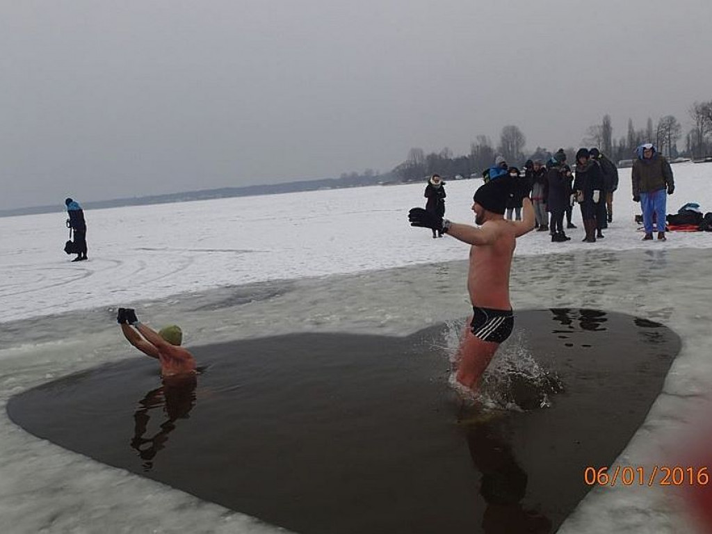 Kąpiel morsów w Zalewie Zegrzyńskim. Nietypowy przerębel w kształcie... serca
