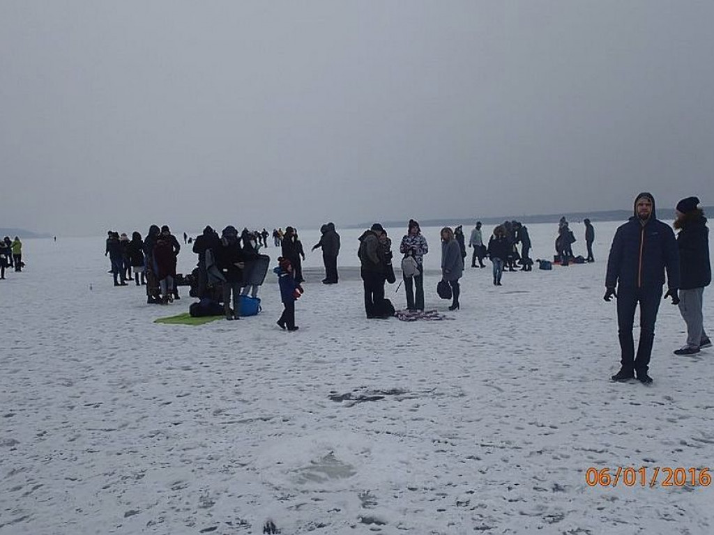 Kąpiel morsów w Zalewie Zegrzyńskim. Nietypowy przerębel w kształcie... serca