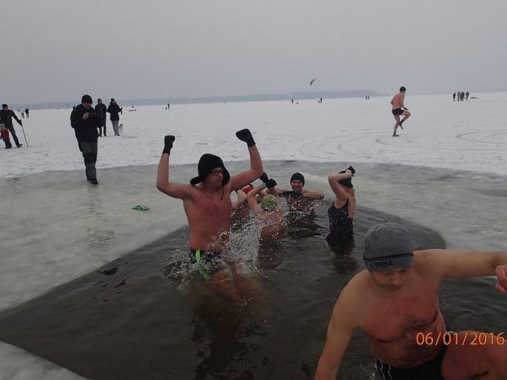 Kąpiel morsów w Zalewie Zegrzyńskim. Nietypowy przerębel w kształcie... serca