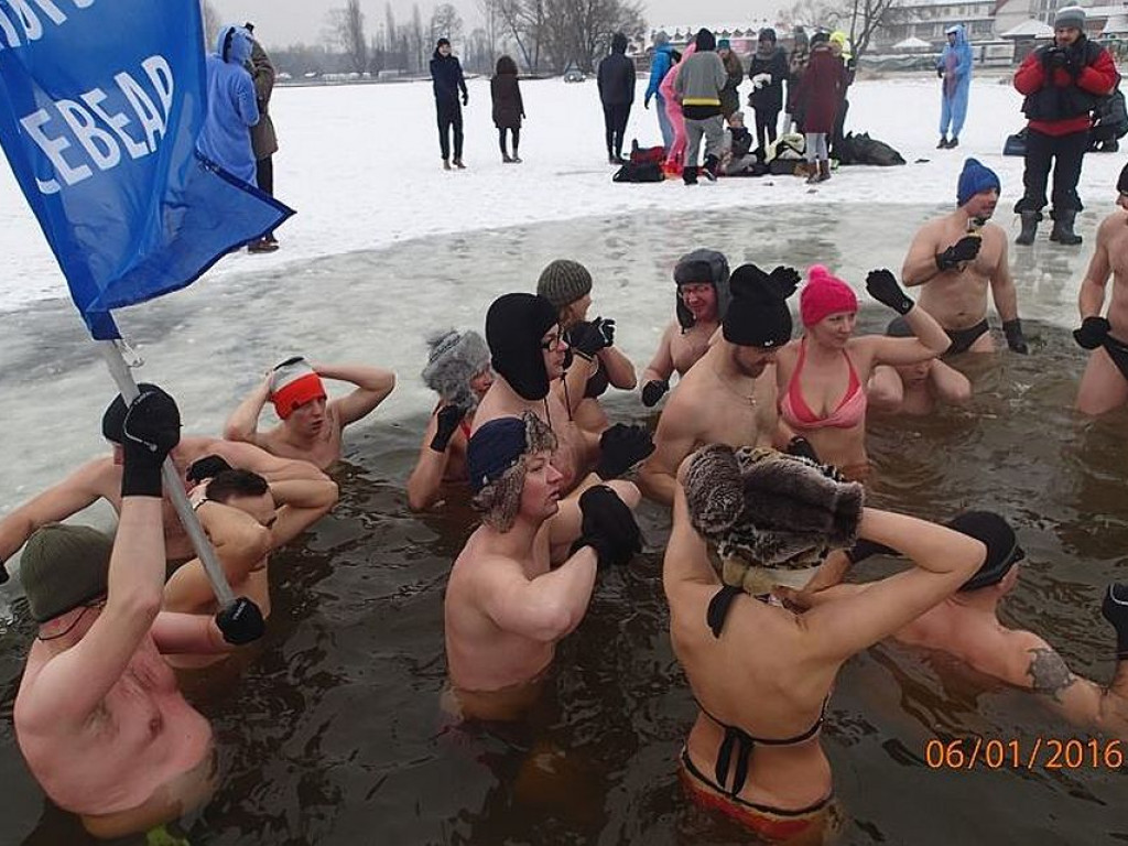 Kąpiel morsów w Zalewie Zegrzyńskim. Nietypowy przerębel w kształcie... serca