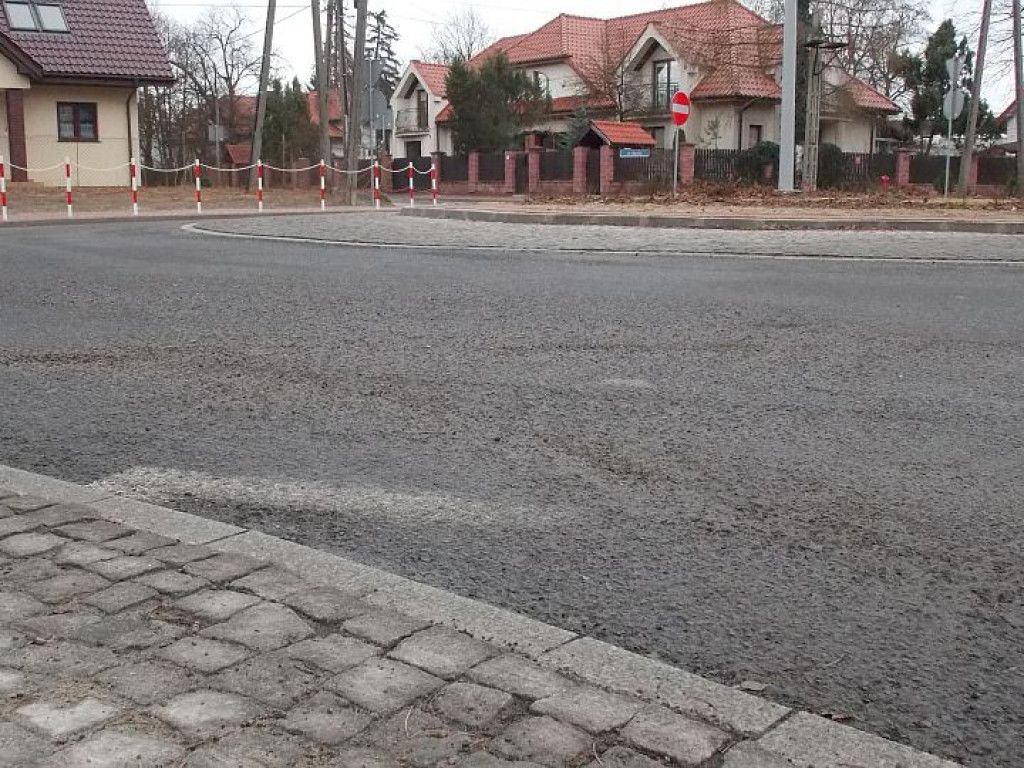 Legionowo: Nowe rondo już się sypie. Kiedy załatają dziury w ulicach?