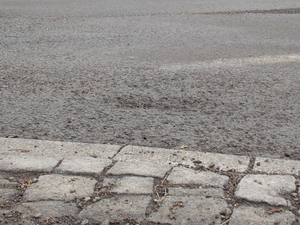 Legionowo: Nowe rondo już się sypie. Kiedy załatają dziury w ulicach?