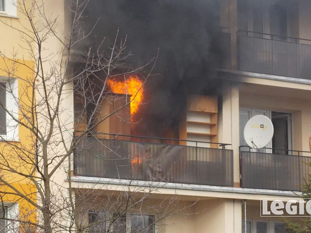 Legionowo: Pożar w bloku przy Zegrzyńskiej. Płonęły meble na balkonie (wideo)