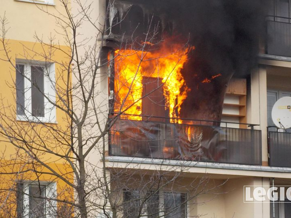 Legionowo: Pożar w bloku przy Zegrzyńskiej. Płonęły meble na balkonie (wideo)