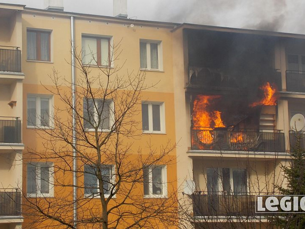 Legionowo: Pożar w bloku przy Zegrzyńskiej. Płonęły meble na balkonie (wideo)