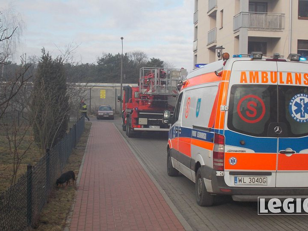 Legionowo: Pożar w bloku przy Zegrzyńskiej. Płonęły meble na balkonie (wideo)