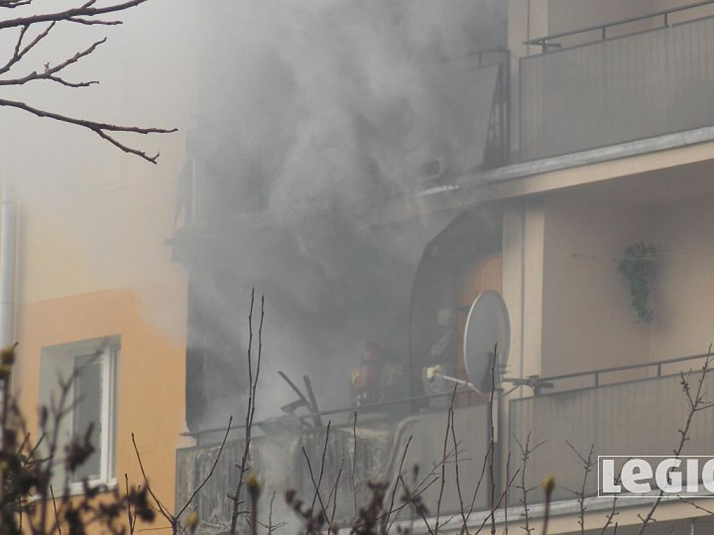 Legionowo: Pożar w bloku przy Zegrzyńskiej. Płonęły meble na balkonie (wideo)