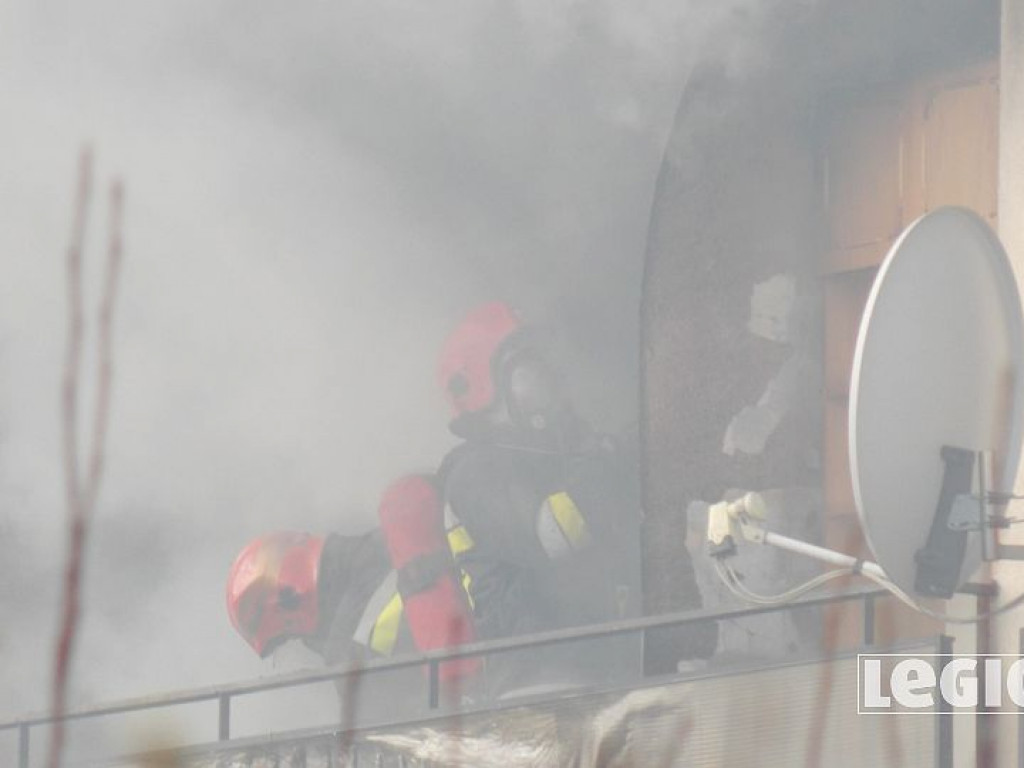 Legionowo: Pożar w bloku przy Zegrzyńskiej. Płonęły meble na balkonie (wideo)