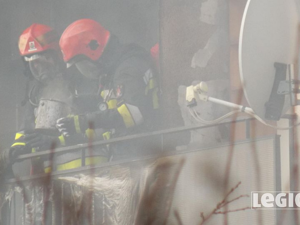 Legionowo: Pożar w bloku przy Zegrzyńskiej. Płonęły meble na balkonie (wideo)