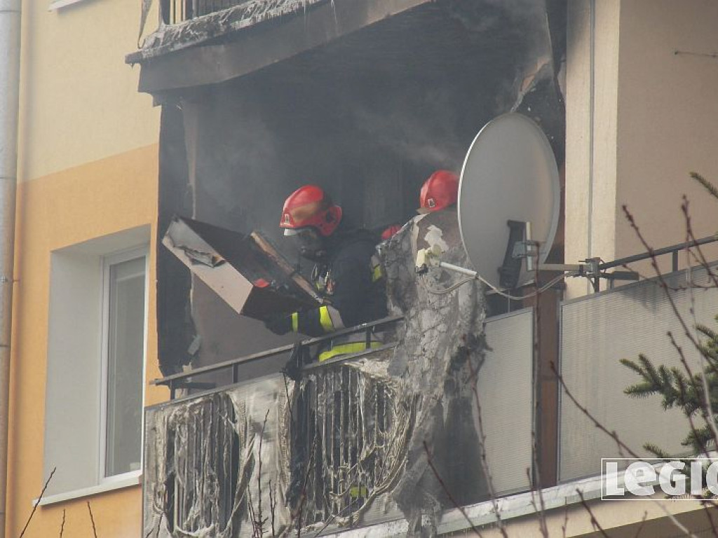Legionowo: Pożar w bloku przy Zegrzyńskiej. Płonęły meble na balkonie (wideo)