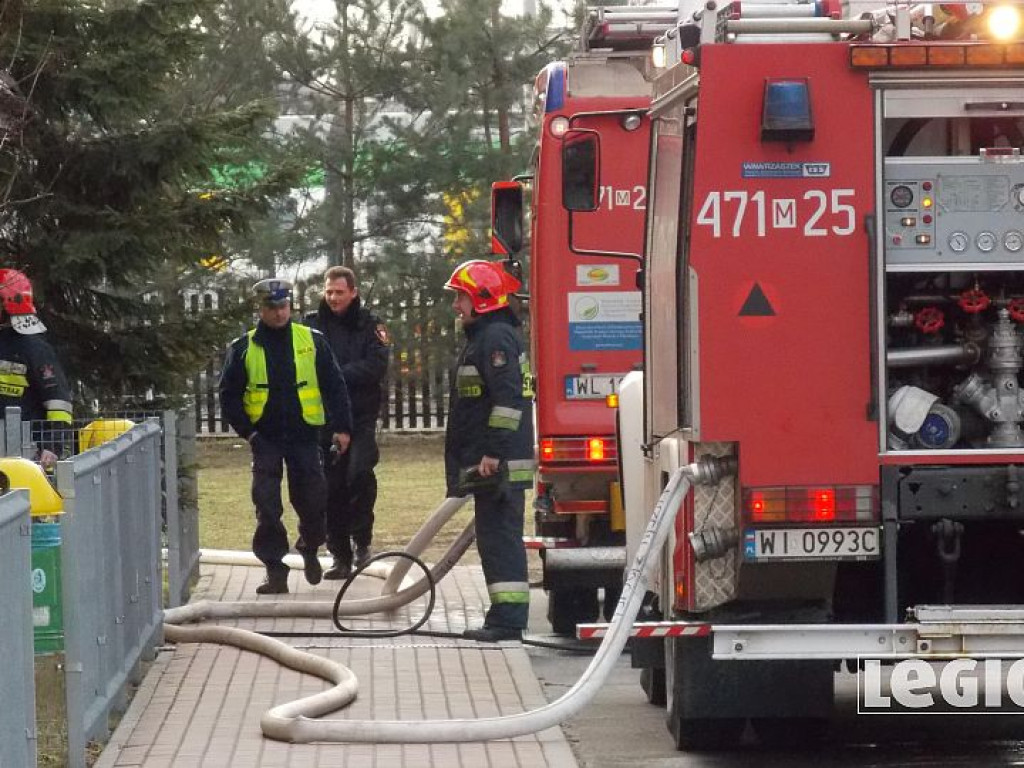 Legionowo: Pożar w bloku przy Zegrzyńskiej. Płonęły meble na balkonie (wideo)