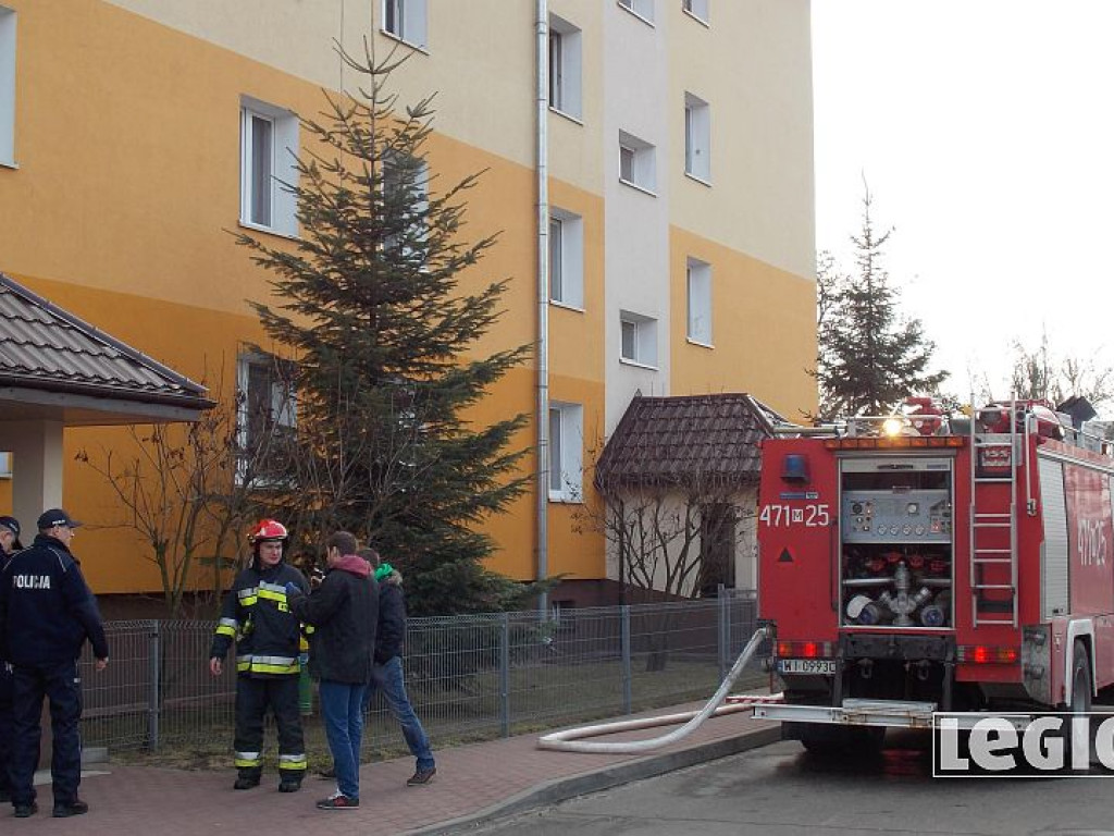 Legionowo: Pożar w bloku przy Zegrzyńskiej. Płonęły meble na balkonie (wideo)