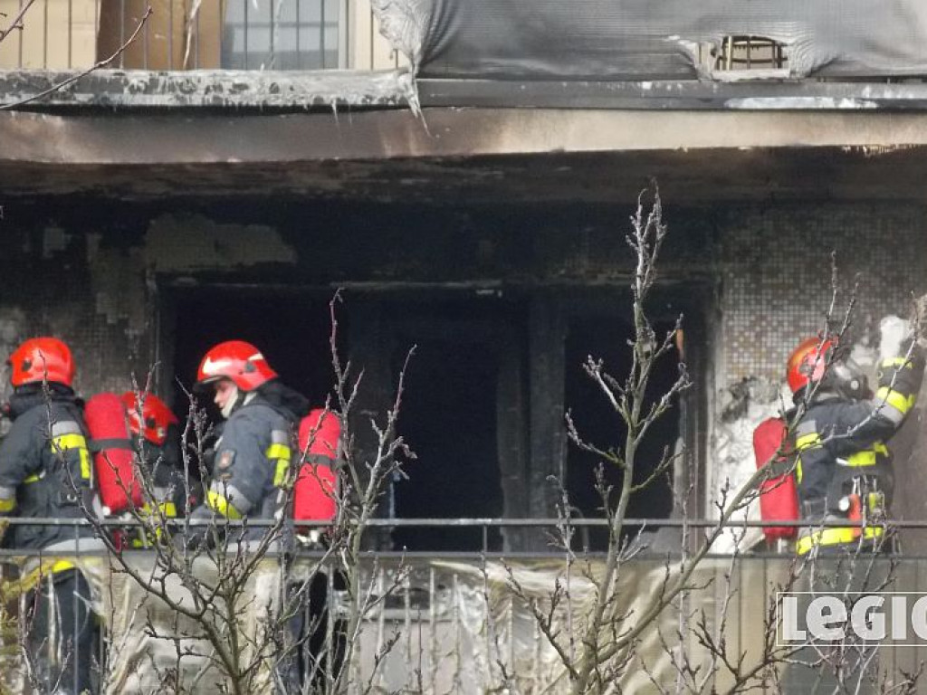 Legionowo: Pożar w bloku przy Zegrzyńskiej. Płonęły meble na balkonie (wideo)
