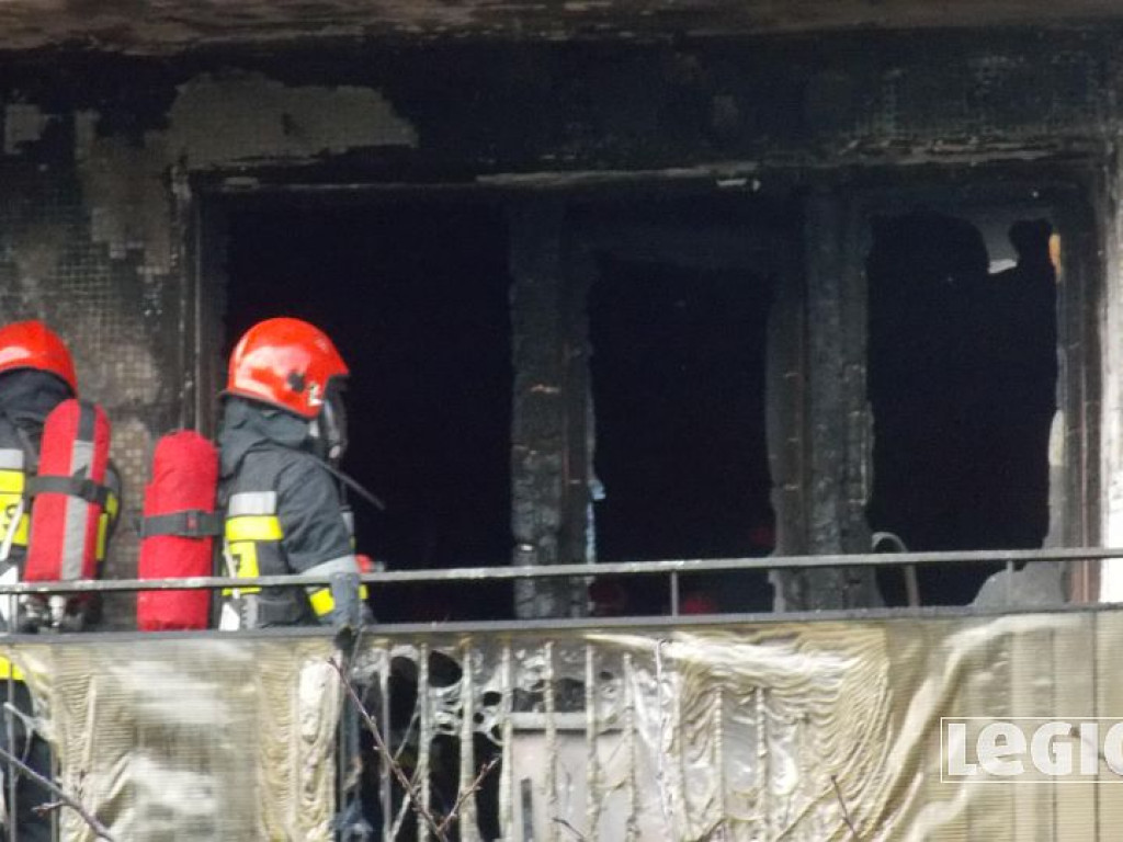 Legionowo: Pożar w bloku przy Zegrzyńskiej. Płonęły meble na balkonie (wideo)