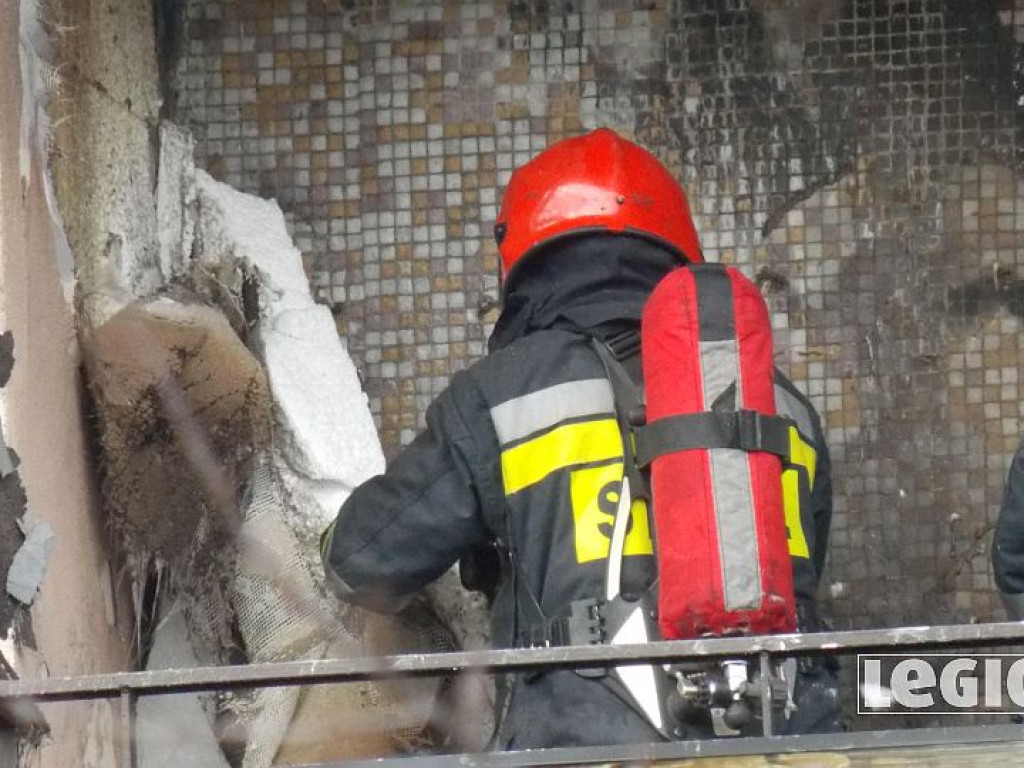 Legionowo: Pożar w bloku przy Zegrzyńskiej. Płonęły meble na balkonie (wideo)