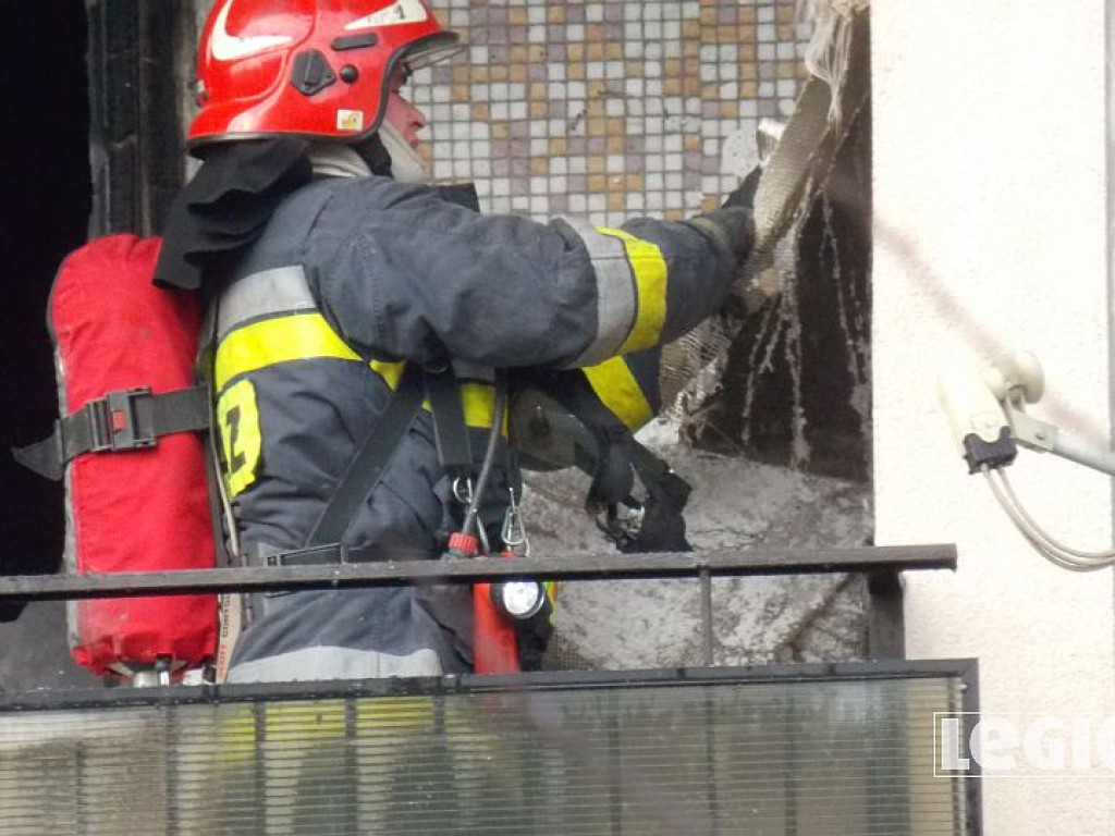 Legionowo: Pożar w bloku przy Zegrzyńskiej. Płonęły meble na balkonie (wideo)