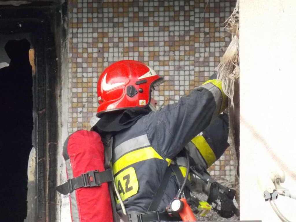 Legionowo: Pożar w bloku przy Zegrzyńskiej. Płonęły meble na balkonie (wideo)