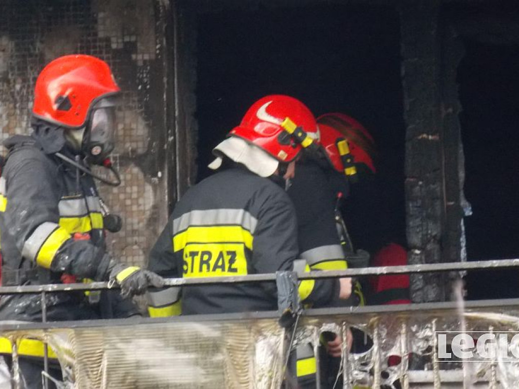 Legionowo: Pożar w bloku przy Zegrzyńskiej. Płonęły meble na balkonie (wideo)