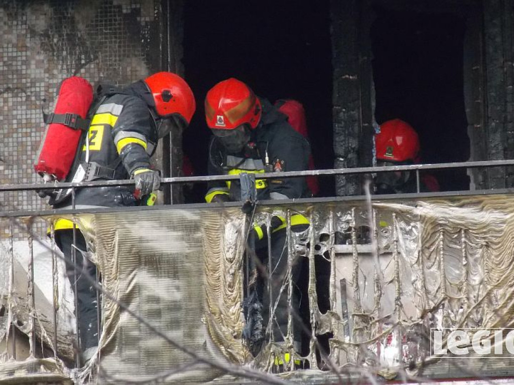 Legionowo: Pożar w bloku przy Zegrzyńskiej. Płonęły meble na balkonie (wideo)