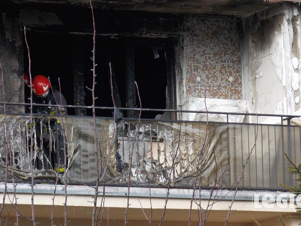 Legionowo: Pożar w bloku przy Zegrzyńskiej. Płonęły meble na balkonie (wideo)