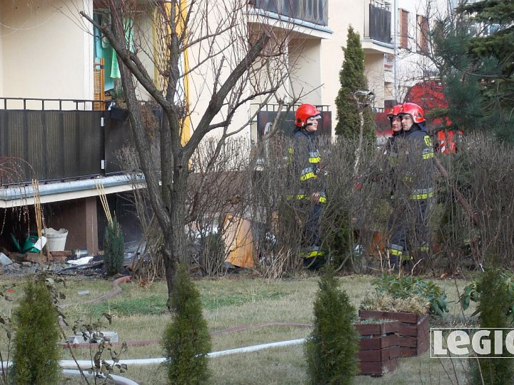 Legionowo: Pożar w bloku przy Zegrzyńskiej. Płonęły meble na balkonie (wideo)