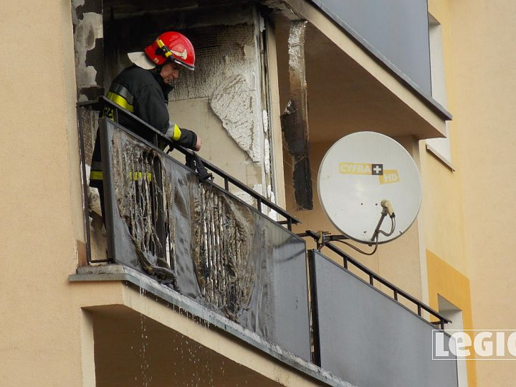Legionowo: Pożar w bloku przy Zegrzyńskiej. Płonęły meble na balkonie (wideo)