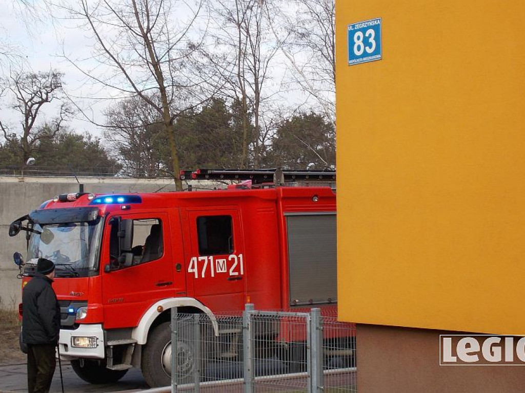 Legionowo: Pożar w bloku przy Zegrzyńskiej. Płonęły meble na balkonie (wideo)