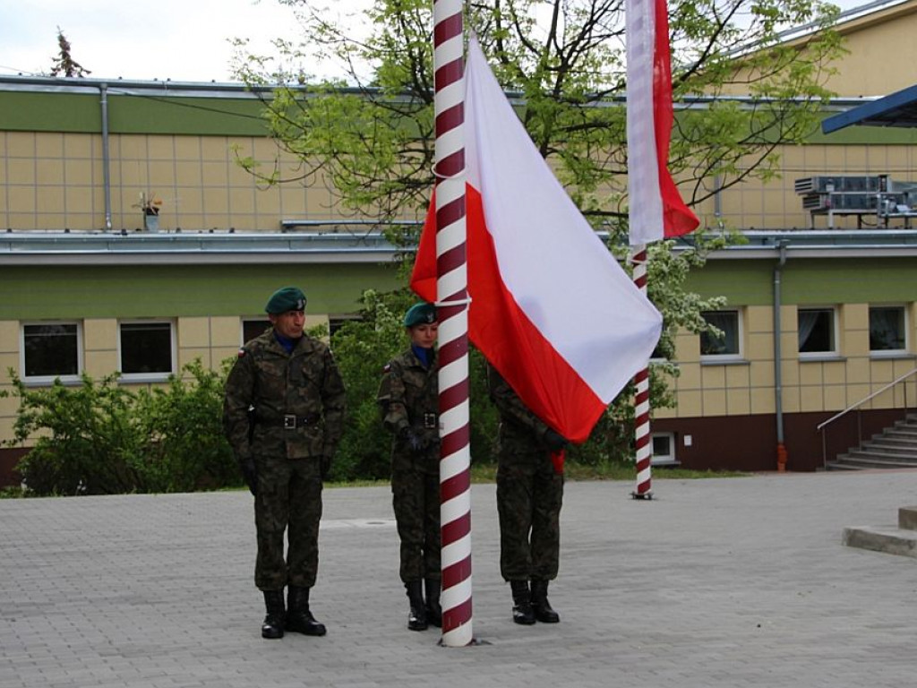 Zegrze: Symboliczne wręczenie broni słuchaczom Centrum Szkolenia Łączności i Informatyki