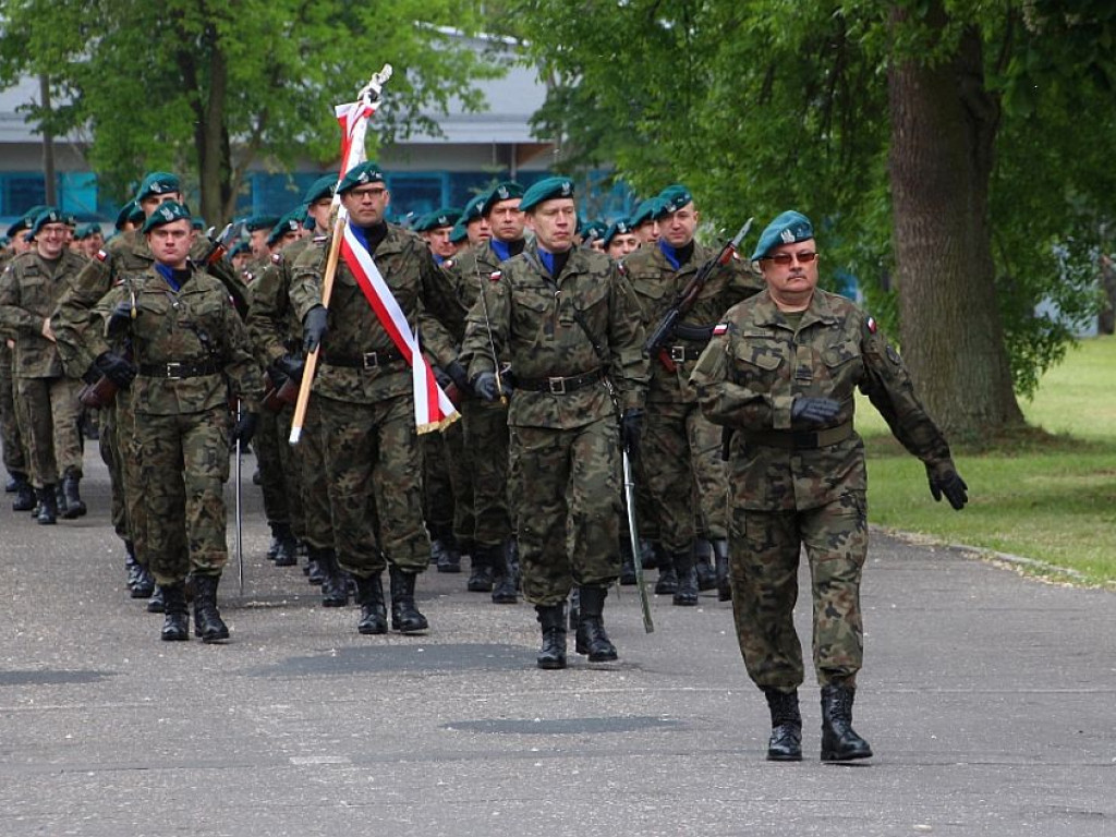 Zegrze: Symboliczne wręczenie broni słuchaczom Centrum Szkolenia Łączności i Informatyki