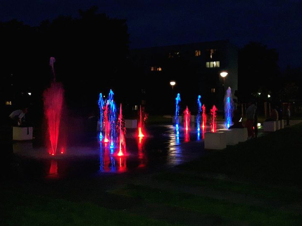 Plac Wodny przy Królowej Jadwigi w Legionowie nocą