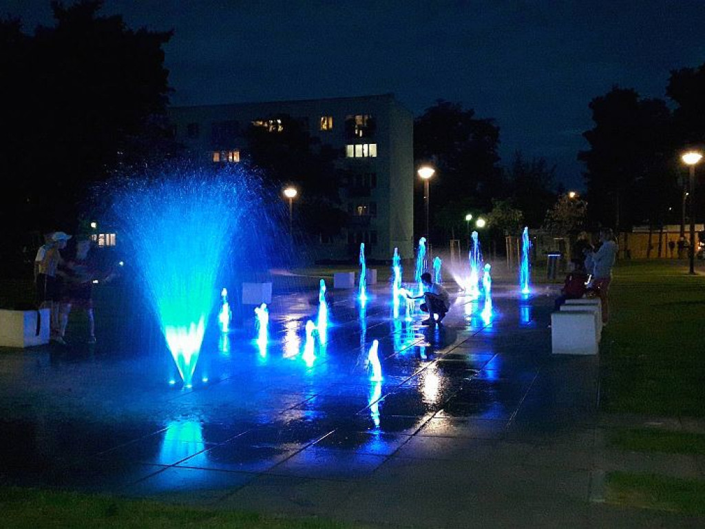 Plac Wodny przy Królowej Jadwigi w Legionowie nocą