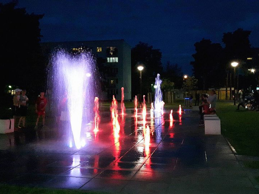 Plac Wodny przy Królowej Jadwigi w Legionowie nocą