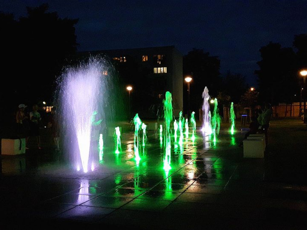 Plac Wodny przy Królowej Jadwigi w Legionowie nocą