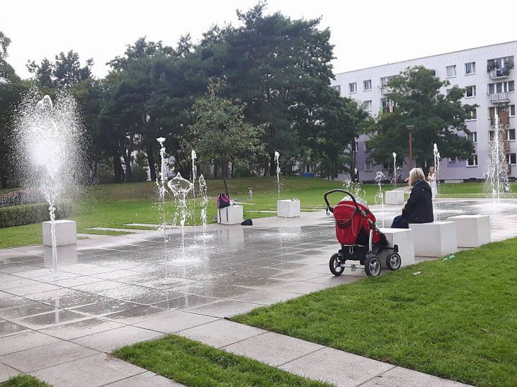 Plac Wodny przy Królowej Jadwigi w Legionowie nocą