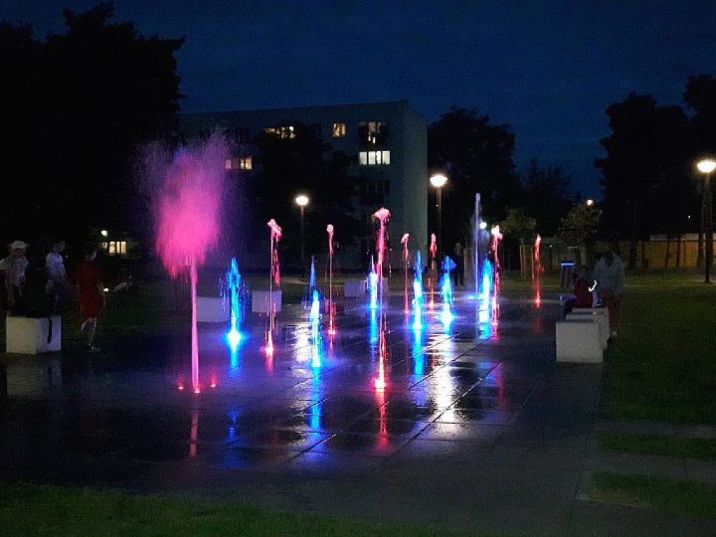 Plac Wodny przy Królowej Jadwigi w Legionowie nocą