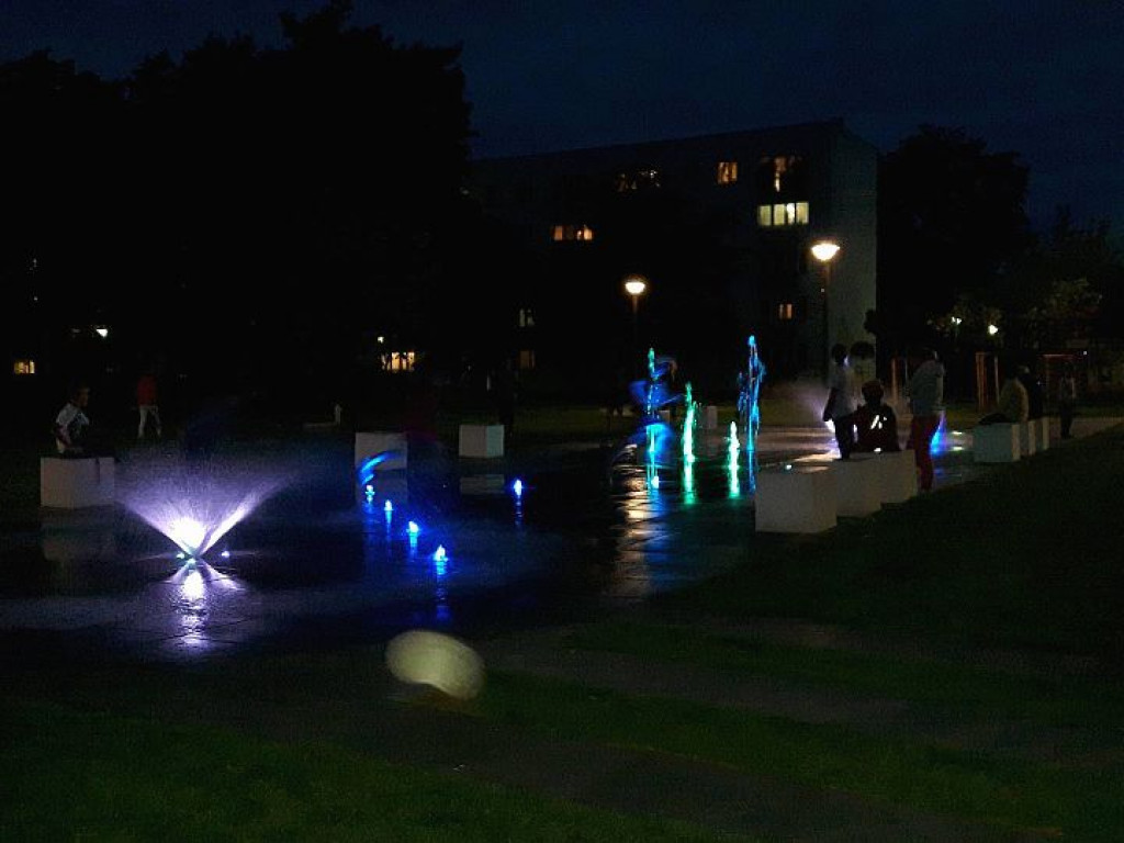 Plac Wodny przy Królowej Jadwigi w Legionowie nocą