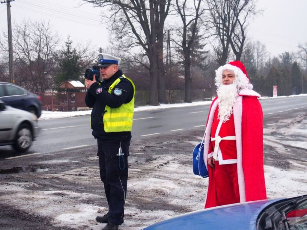 Legionowski: Przecierali oczy ze zdziwienia. Wspólne patrole Policji i św. Mikołaja