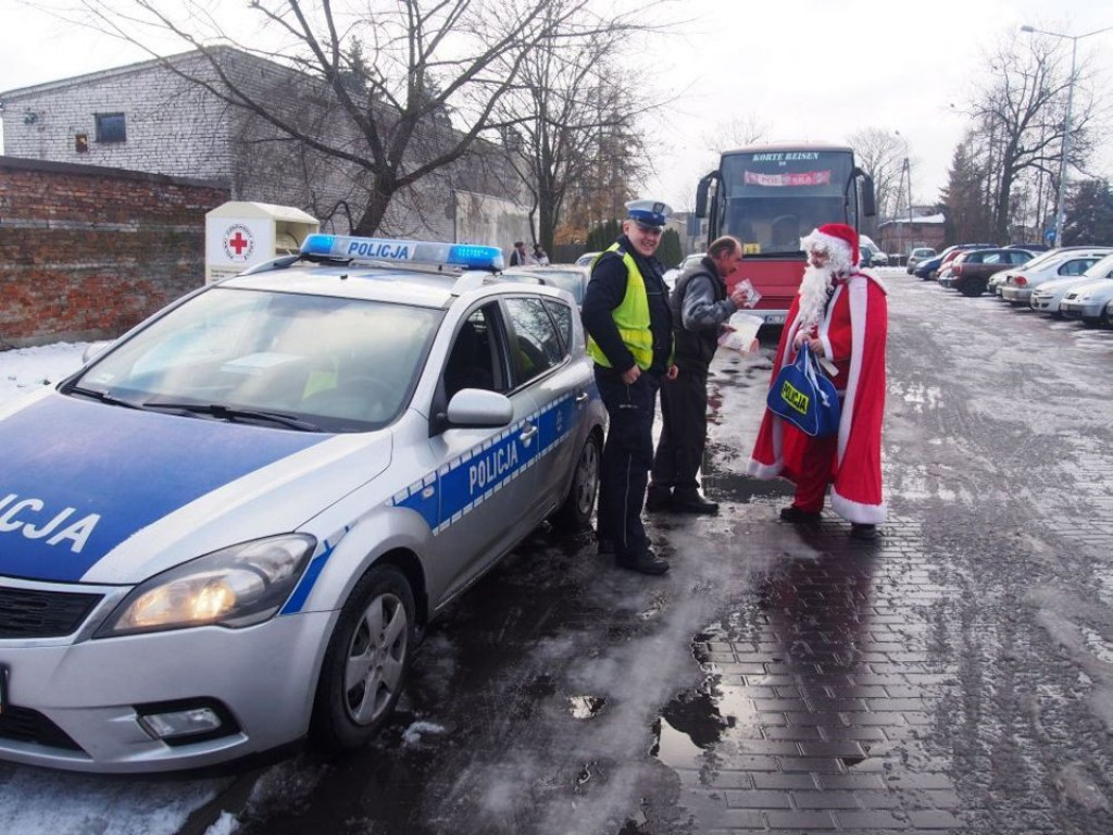 Legionowski: Przecierali oczy ze zdziwienia. Wspólne patrole Policji i św. Mikołaja