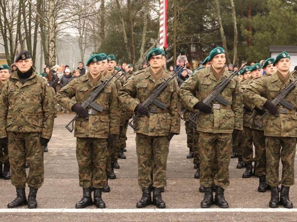 Ślubowali wierność Ojczyźnie. Złożyli przysięgę na sztandar zegrzyńskiego Centrum