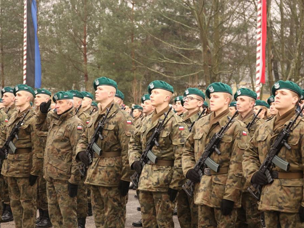 Ślubowali wierność Ojczyźnie. Złożyli przysięgę na sztandar zegrzyńskiego Centrum