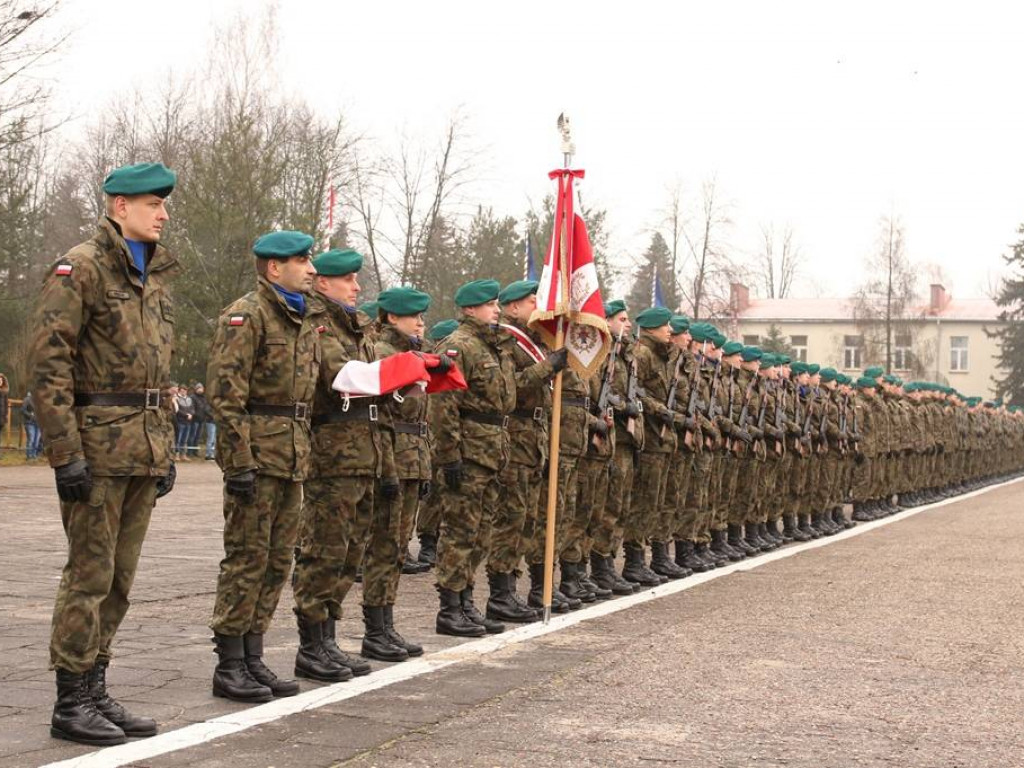 Ślubowali wierność Ojczyźnie. Złożyli przysięgę na sztandar zegrzyńskiego Centrum