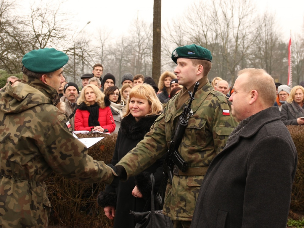 Ślubowali wierność Ojczyźnie. Złożyli przysięgę na sztandar zegrzyńskiego Centrum