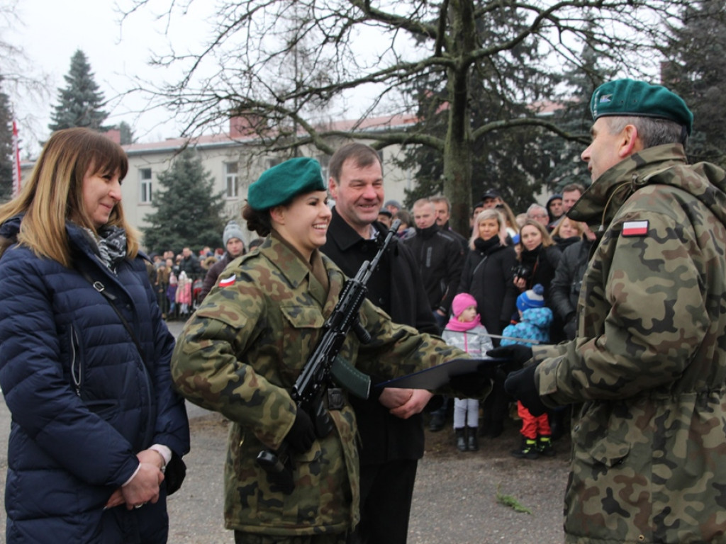 Ślubowali wierność Ojczyźnie. Złożyli przysięgę na sztandar zegrzyńskiego Centrum