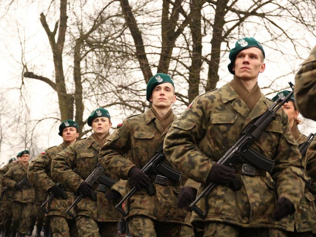Ślubowali wierność Ojczyźnie. Złożyli przysięgę na sztandar zegrzyńskiego Centrum