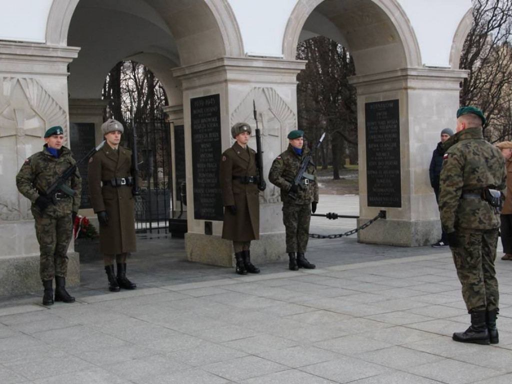 Warszawa: Żołnierze z Zegrza wystawili wartę przed Grobem Nieznanego Żołnierza