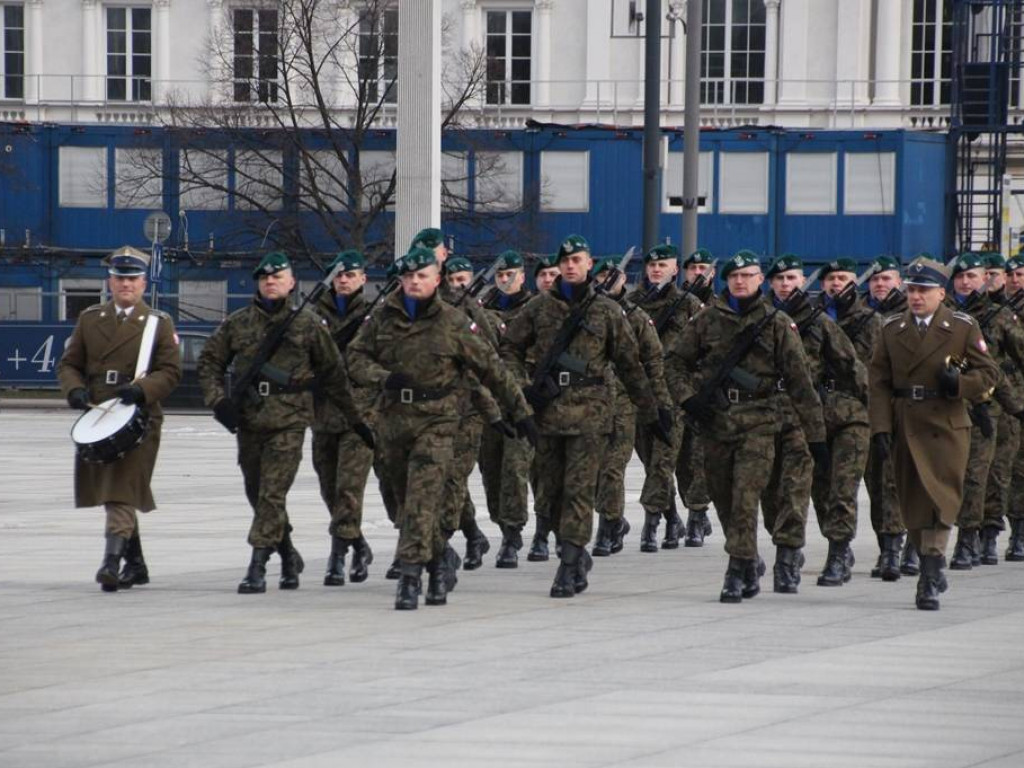 Warszawa: Żołnierze z Zegrza wystawili wartę przed Grobem Nieznanego Żołnierza