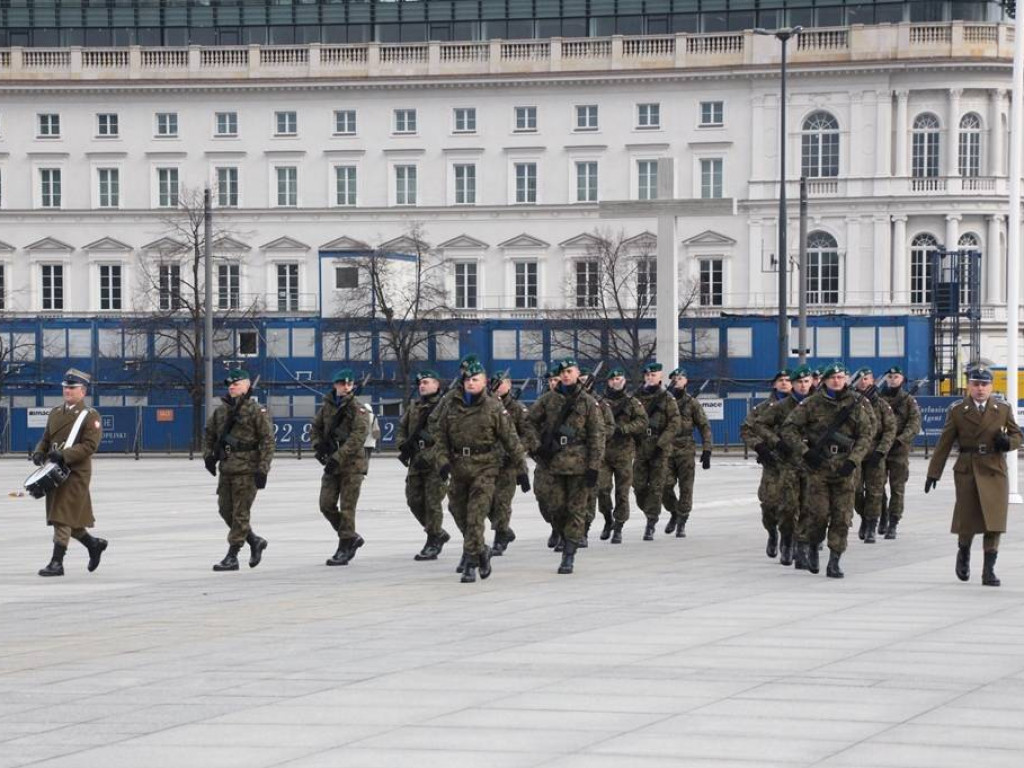 Warszawa: Żołnierze z Zegrza wystawili wartę przed Grobem Nieznanego Żołnierza