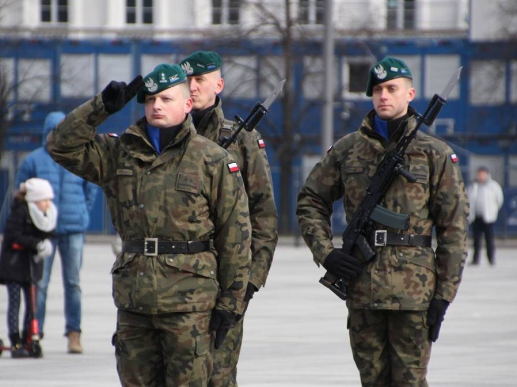 Warszawa: Żołnierze z Zegrza wystawili wartę przed Grobem Nieznanego Żołnierza